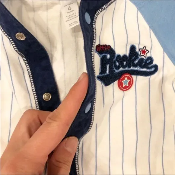 Bundle of onesies and matching hats - Picture 10 of 10